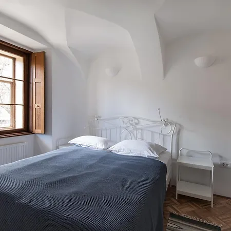 River And Castle View Rose Tour As شقة