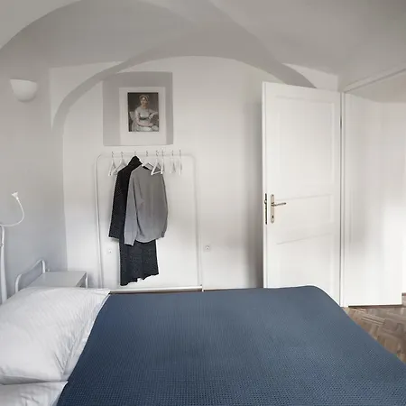 River And Castle View Rose Tour As شقة