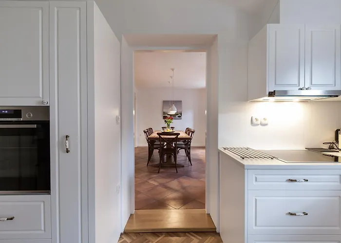 River And Castle View Rose Tour As