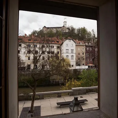 River And Castle View Rose Tour As *