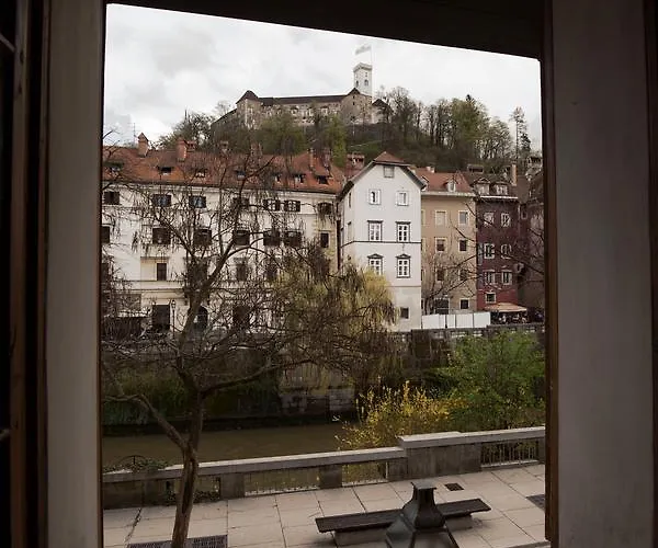 River And Castle View Rose Tour As *