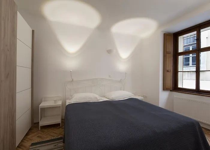 Daire River And Castle View Rose Tour As Ljubljana