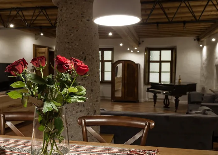 River And Castle View Rose Tour As