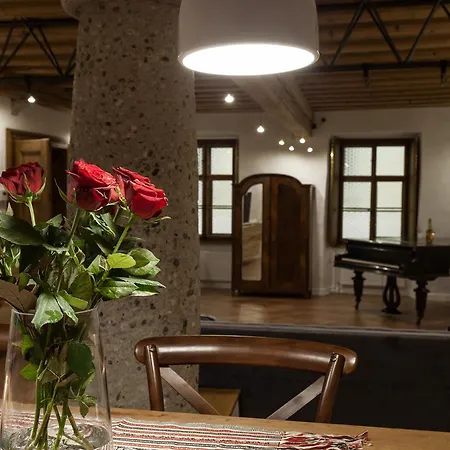 River And Castle View Rose Tour As