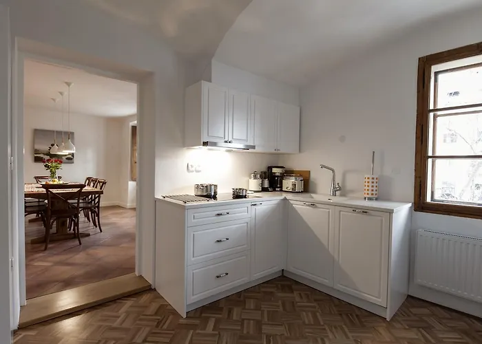 River And Castle View Rose Tour As Apartma